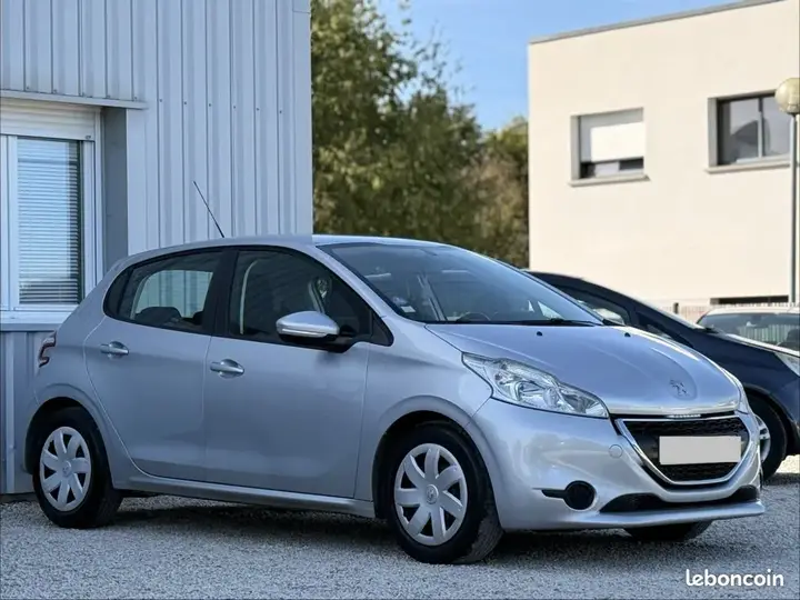 Peugeot 208 2012 photo 3