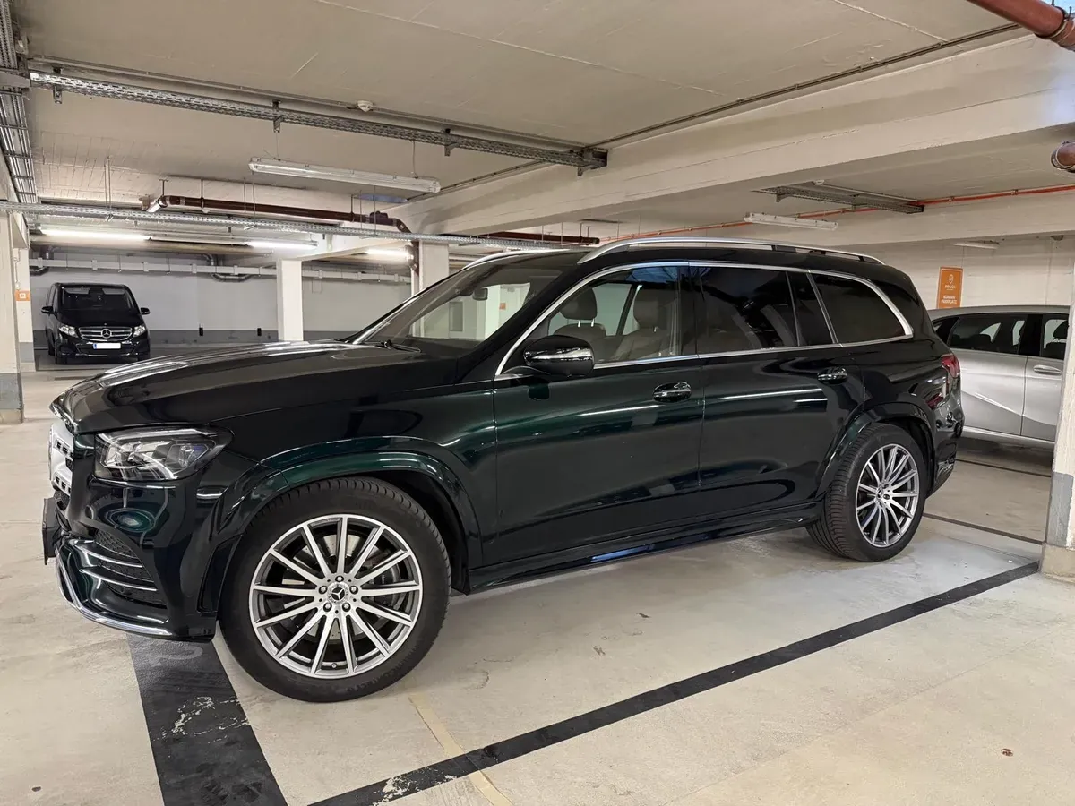 Mercedes-Benz Gls-Class 2023 photo 2