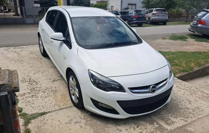 Opel Astra J 2013 photo 2
