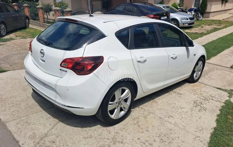 Opel Astra J 2013 photo 5