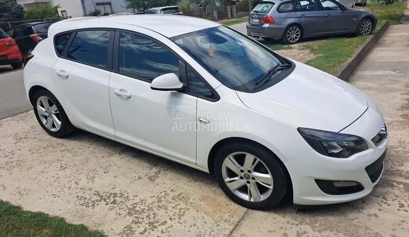 Opel Astra J 2013 photo 3