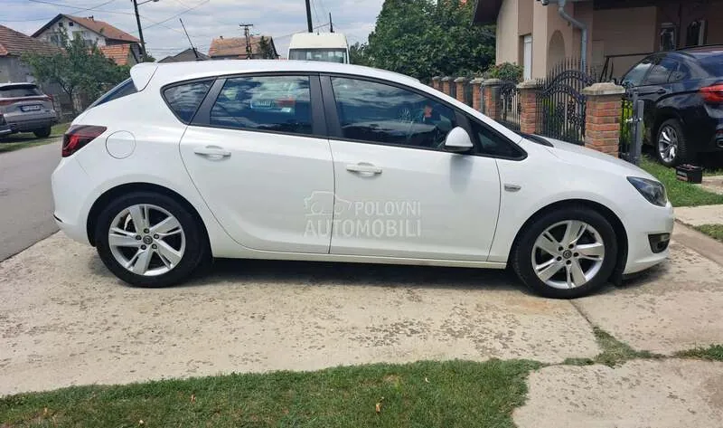 Opel Astra J 2013 photo 4