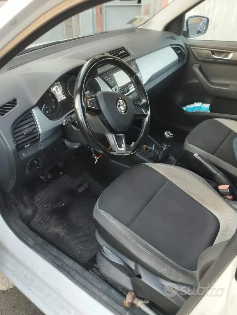 Skoda Fabia 2015 photo 2