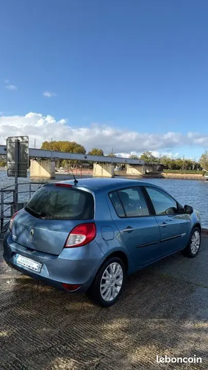 Renault Clio 2011 photo 2