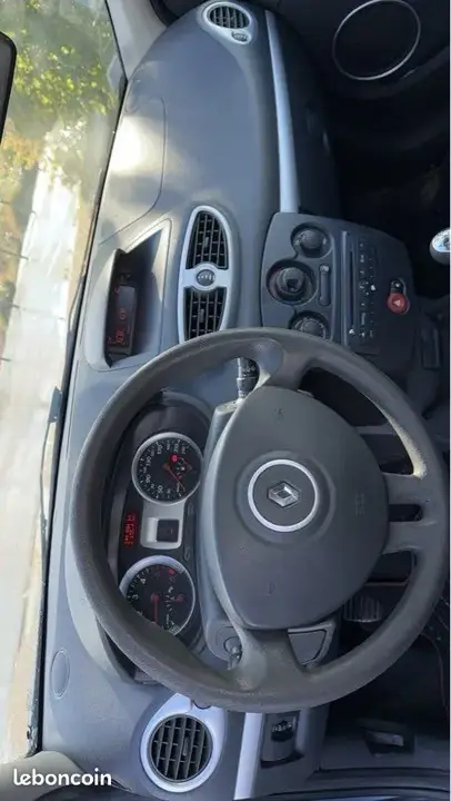 Renault Clio 2011 photo 3