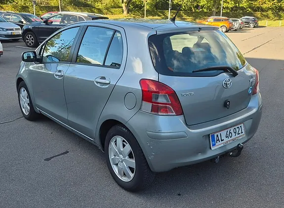 Toyota Yaris 2010 photo 3