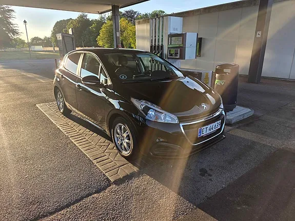 Peugeot 208 2017 photo 2
