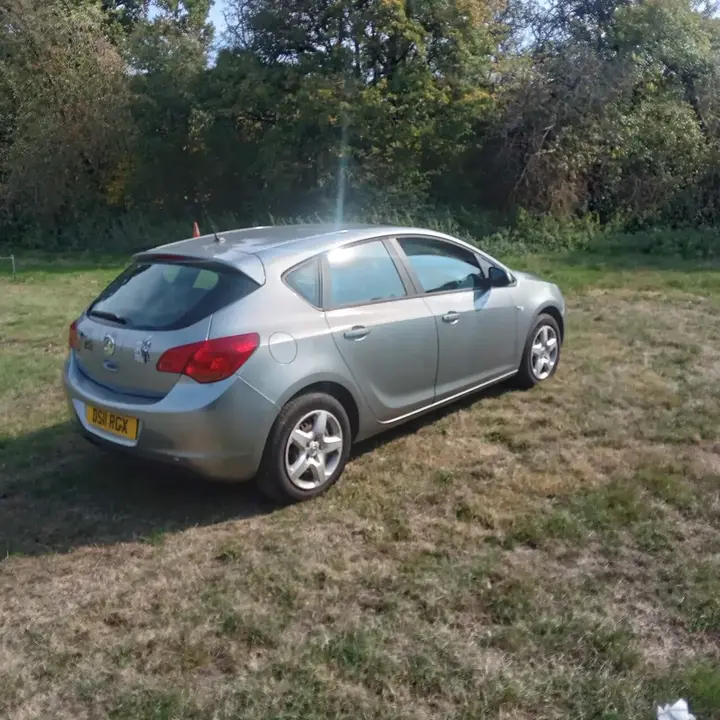 Vauxhall Astra 2011 photo 4