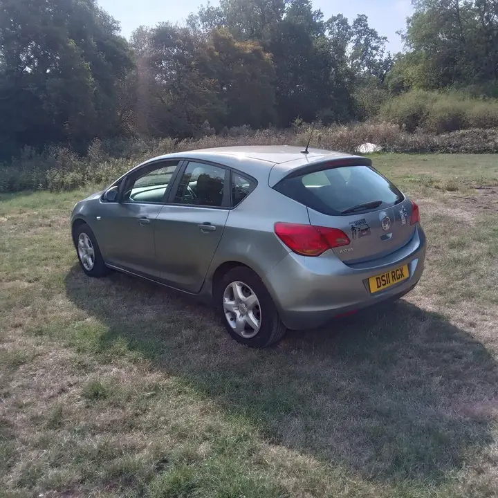 Vauxhall Astra 2011 photo 5