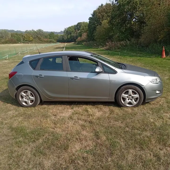 Vauxhall Astra 2011 photo 3