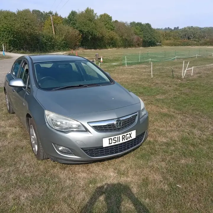Vauxhall Astra 2011 photo 2