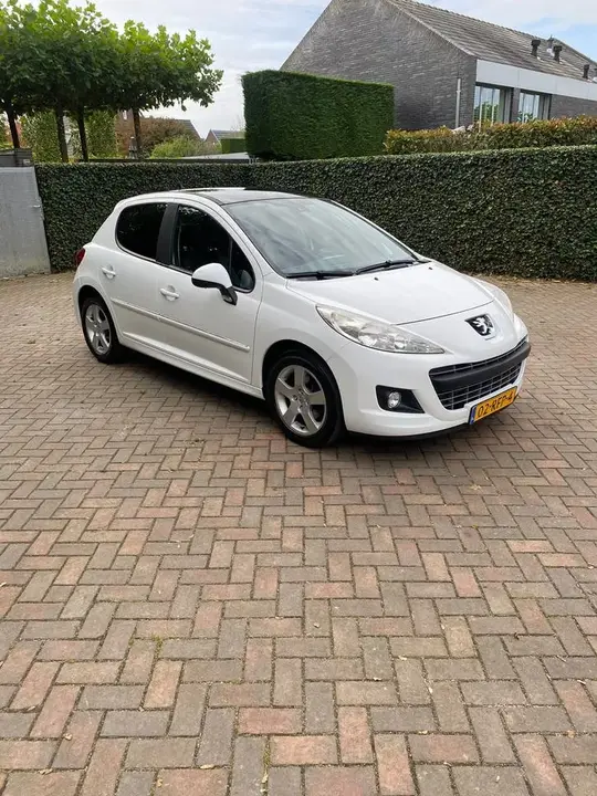Peugeot 207 2011 photo 2