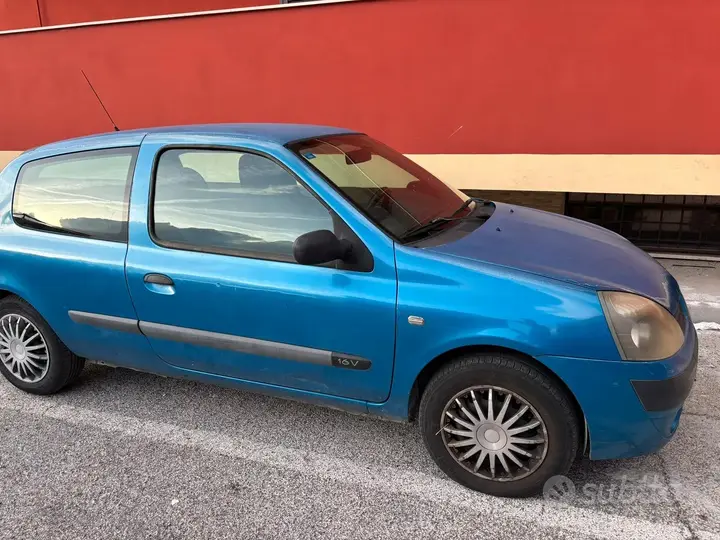 Renault Clio 2004 photo 2