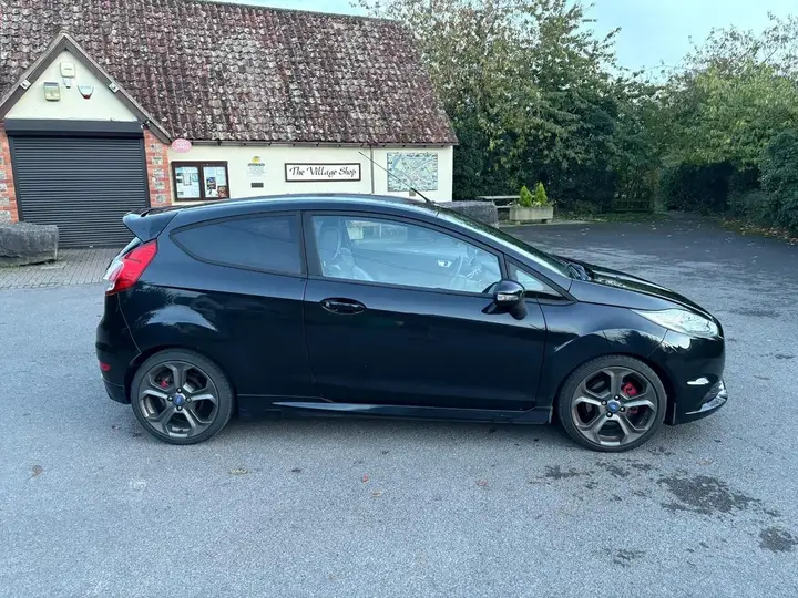 Ford Fiesta 2015 photo 2