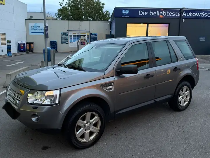 Land Rover Freelander 2010 photo 2