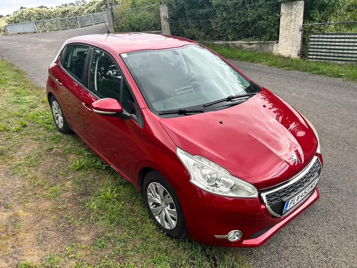 Peugeot 208 2012 photo 2