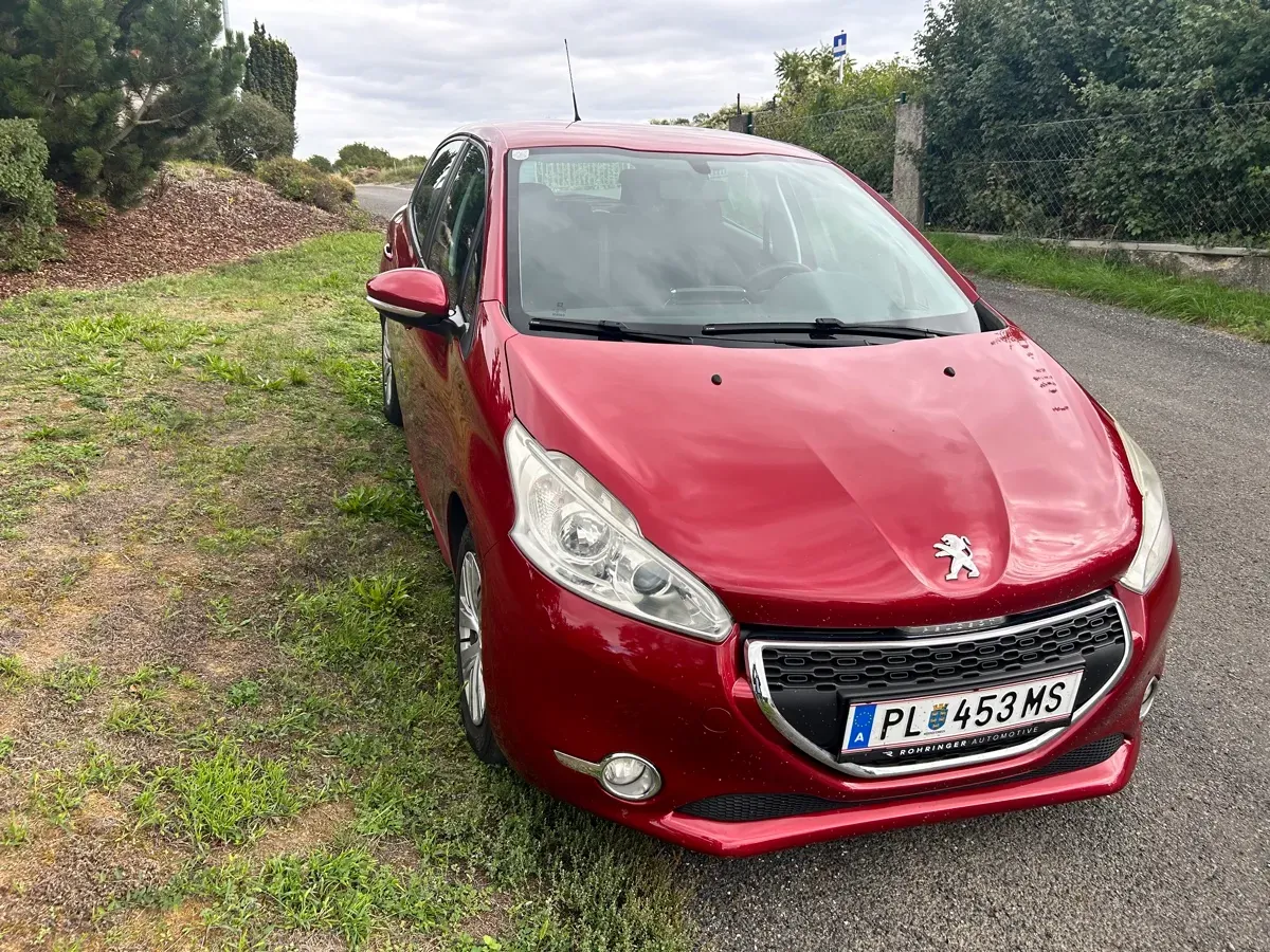 Peugeot 208 2012 photo 3