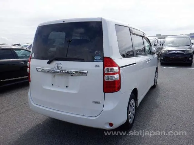 Toyota Noah 2011 photo 4