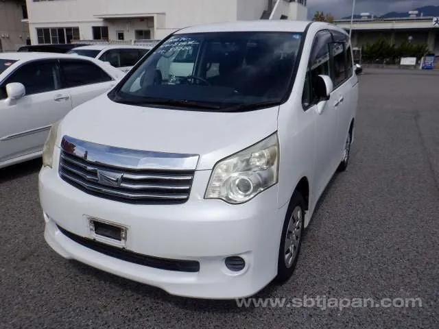 Toyota Noah 2011 photo 2