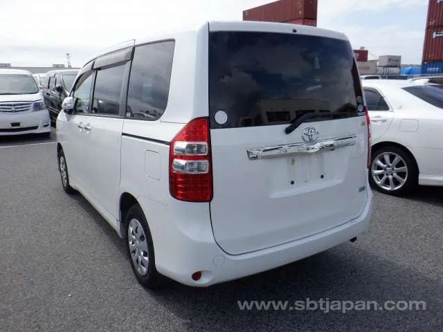 Toyota Noah 2011 photo 3