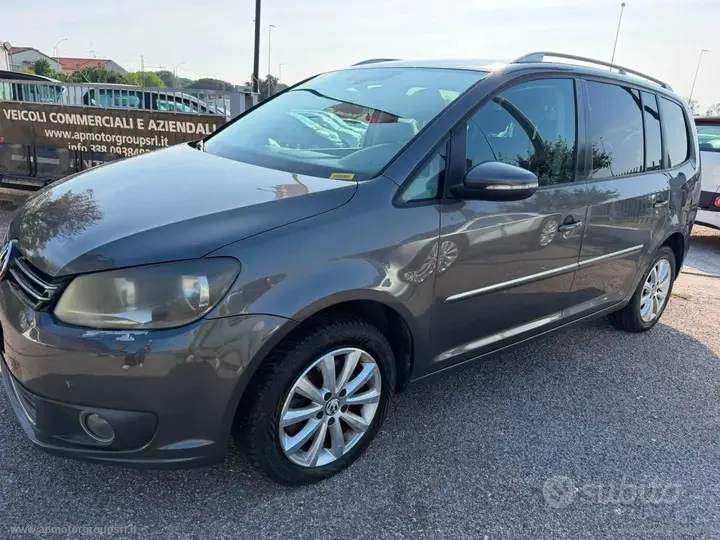 Volkswagen Touran 2011 photo 2