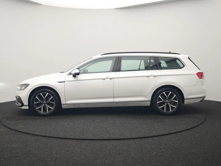 Volkswagen Passat 2022 photo 2