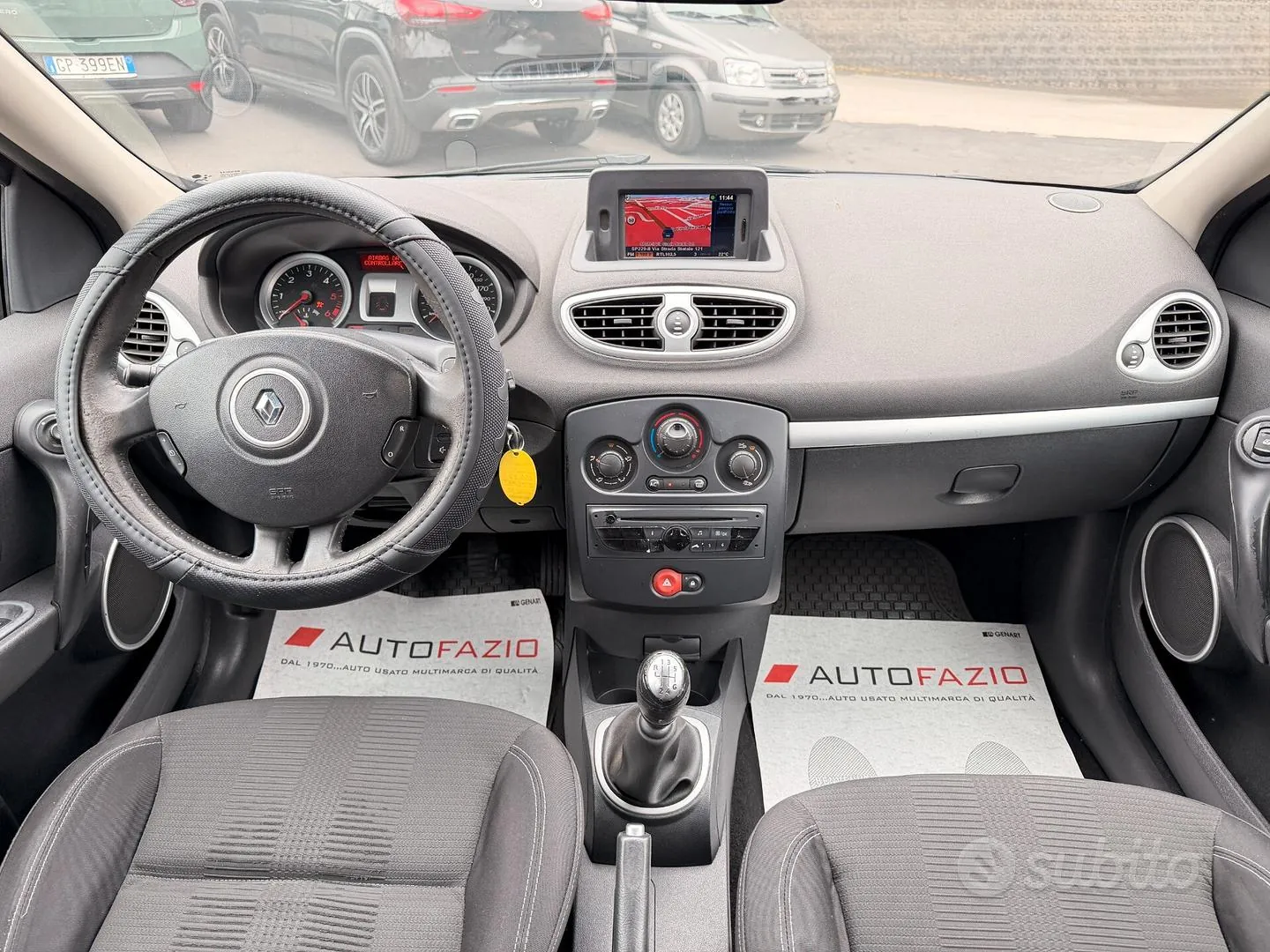 Renault Clio 2010 photo 2