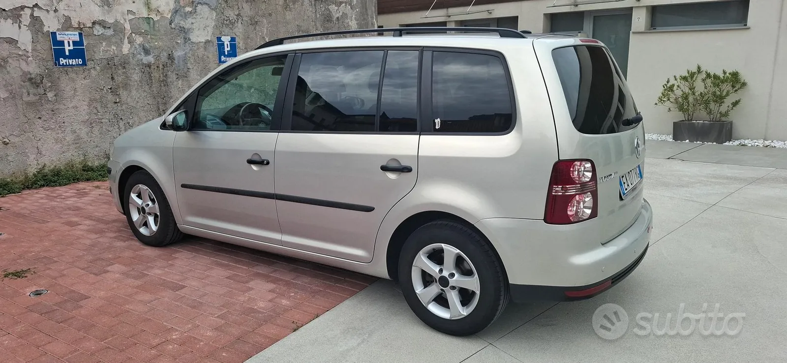 Volkswagen Touran 2010 photo 2