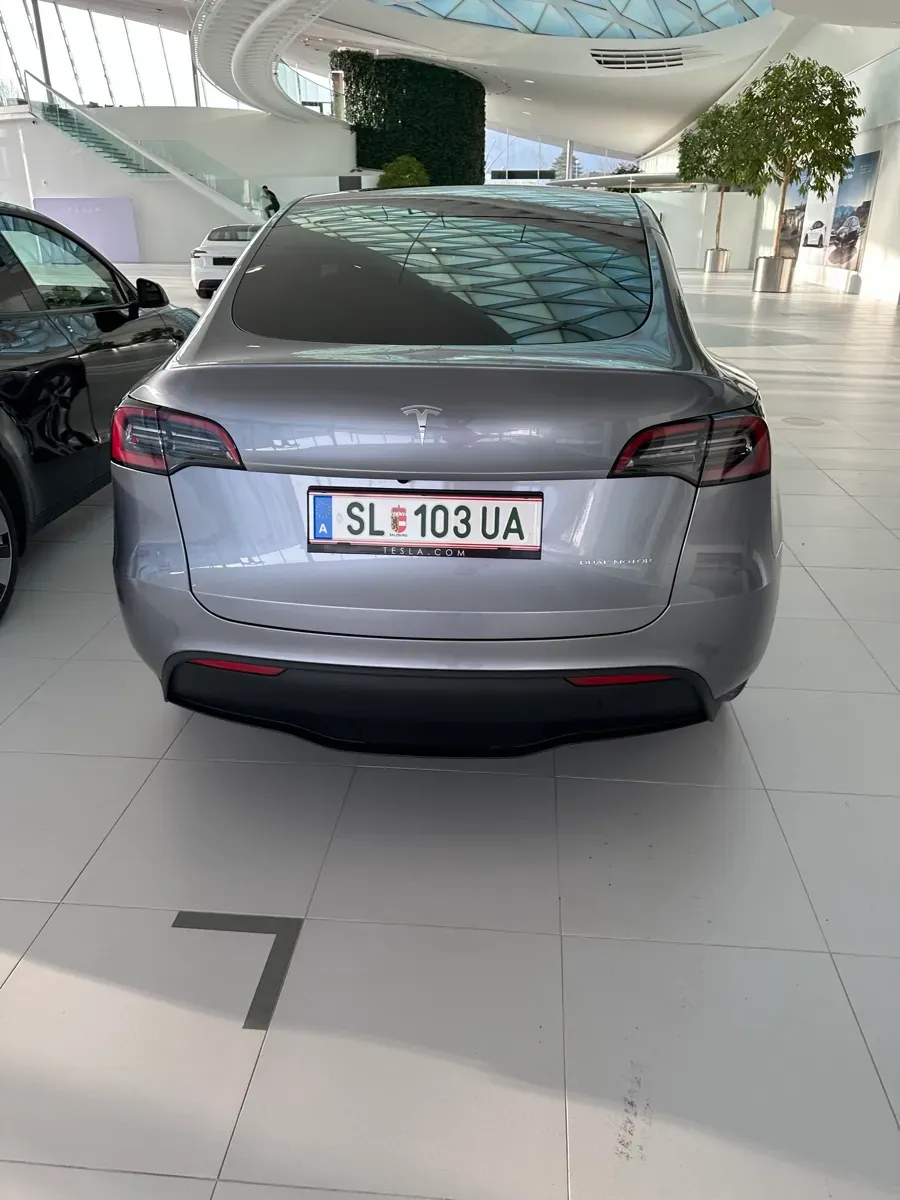 Tesla Model Y 2024 photo 2