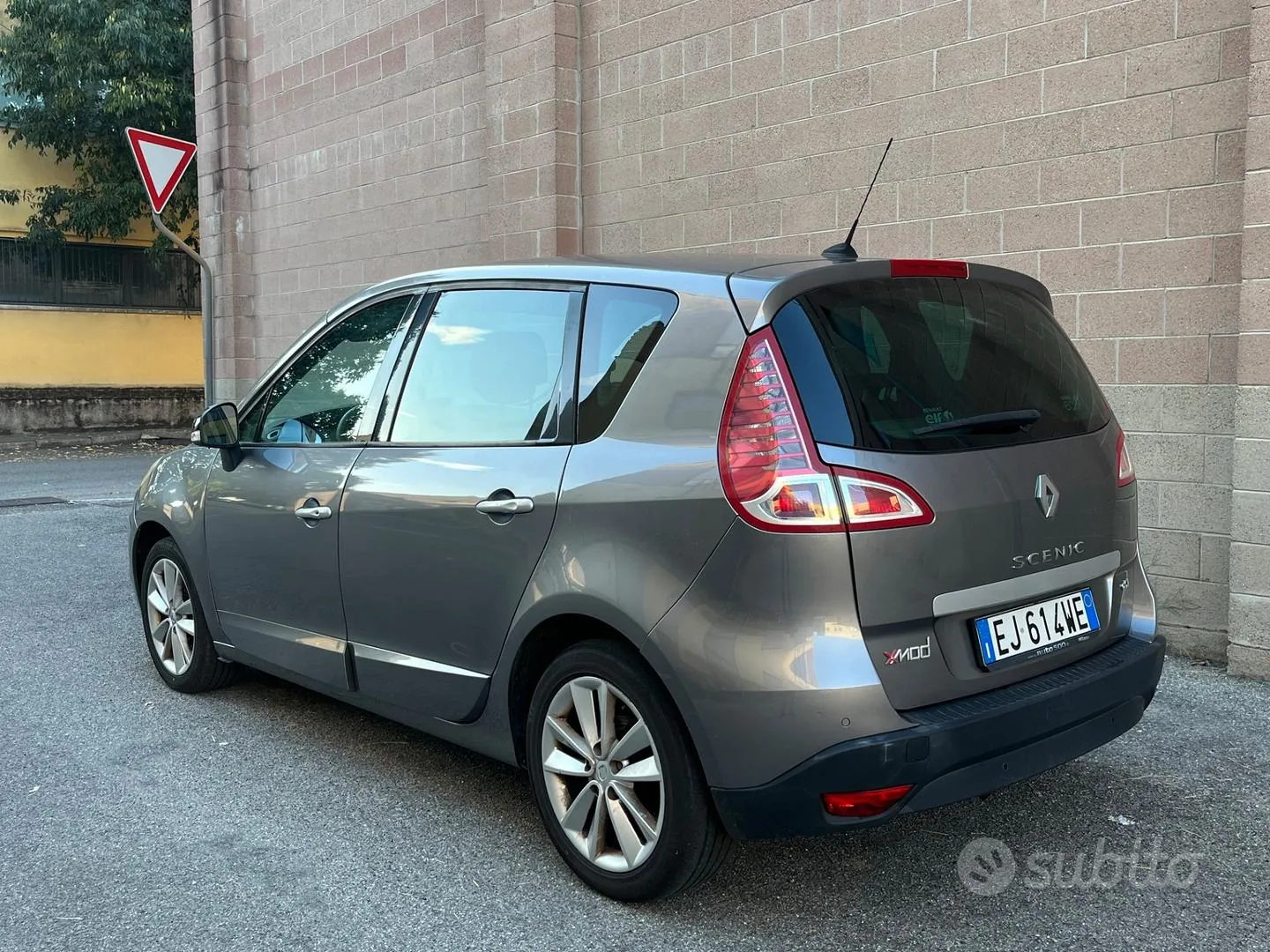 Renault Scenic 2011 photo 2