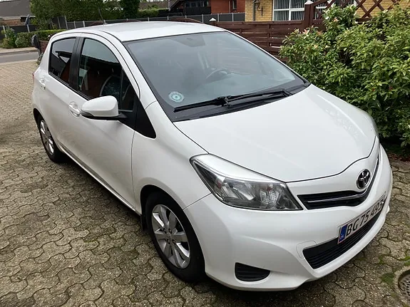 Toyota Yaris 2012 photo 2