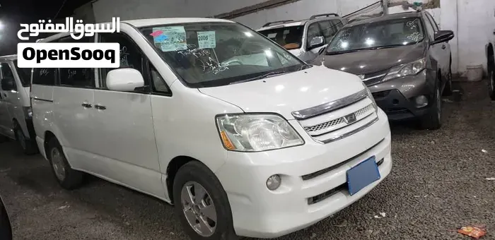 Toyota Voxy 2006 photo 3
