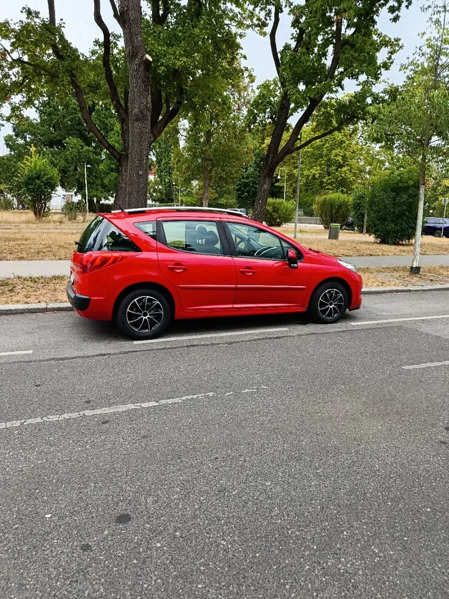 Peugeot 207 2011 photo 3
