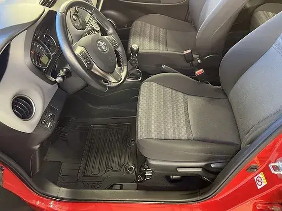 Toyota Yaris 2016 photo 2