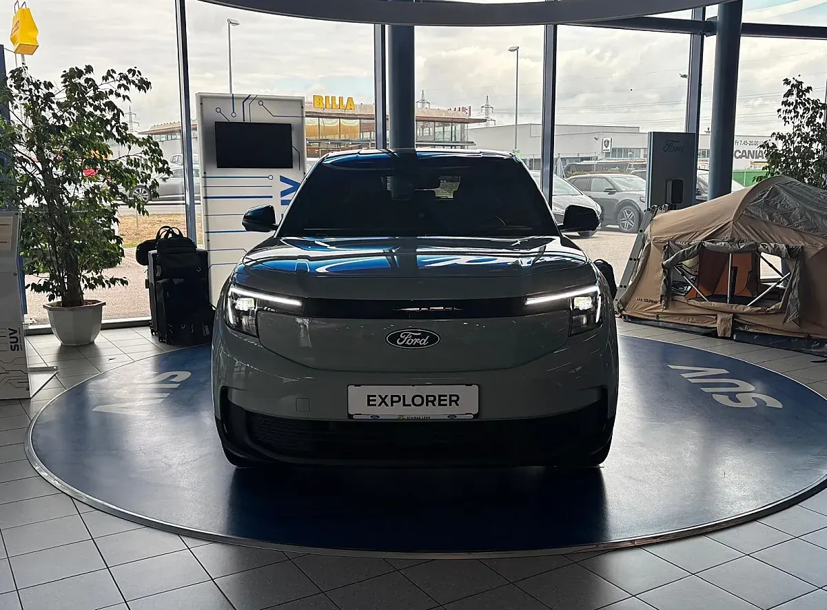 Ford Explorer photo 2