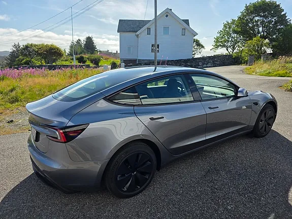 Tesla Model 3 2025 photo 3
