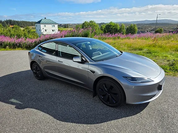 Tesla Model 3 2025 photo 4