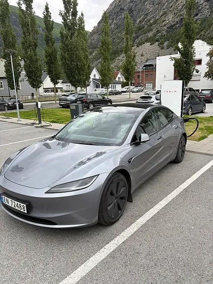 Tesla Model 3 2025 photo 2