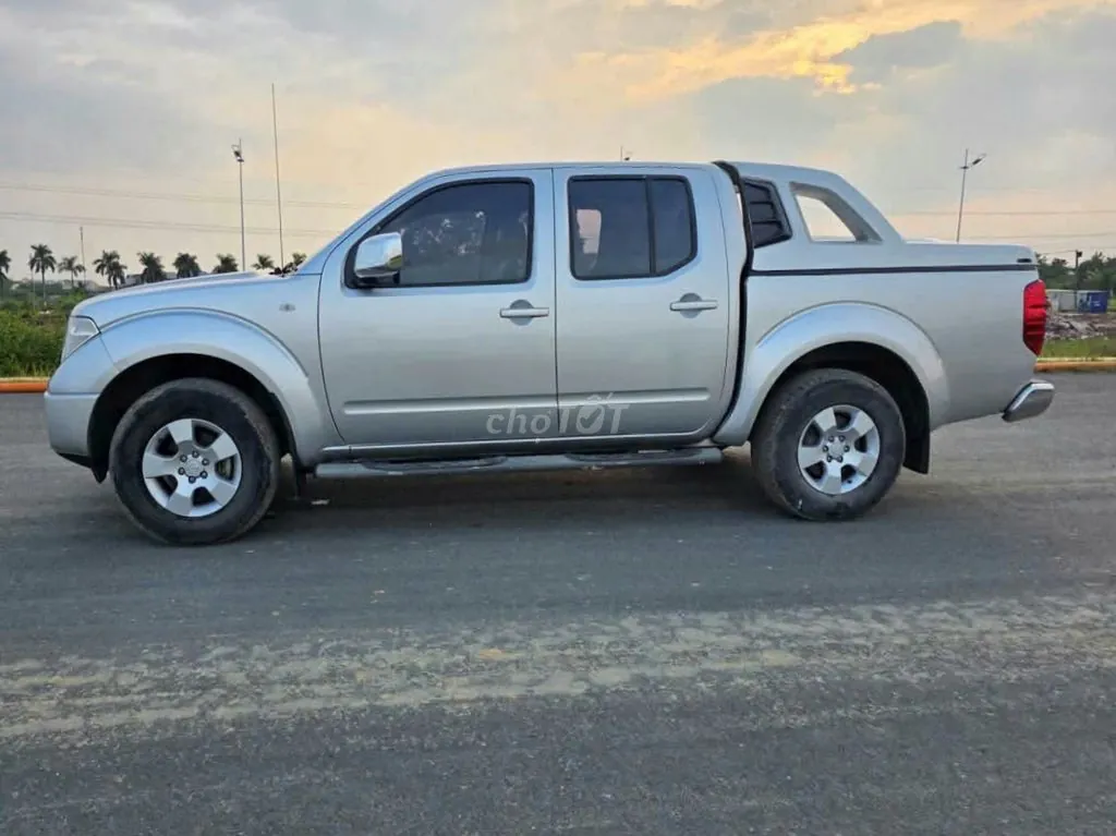 Nissan Navara 2012 photo 2