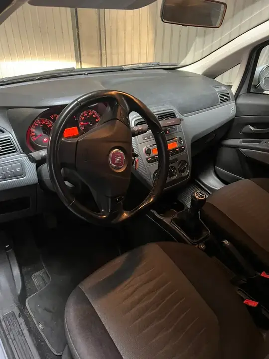 Fiat Grande Punto 2009 photo 3