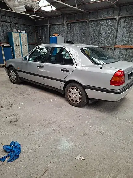 Mercedes-Benz C 220 1993 photo 2