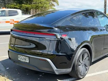 Tesla Model Y 2025 photo 5