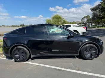 Tesla Model Y 2025 photo 4