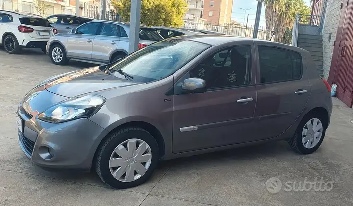 Renault Clio 2012 photo 2