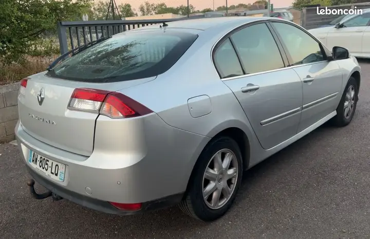 Renault Laguna 2010 photo 2