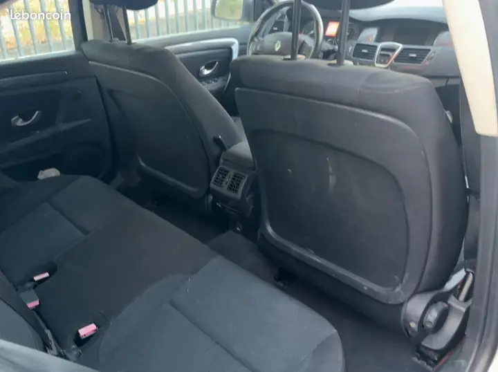 Renault Laguna 2010 photo 4
