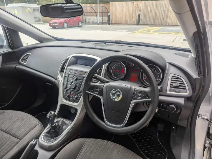 Vauxhall Astra 2009 photo 2