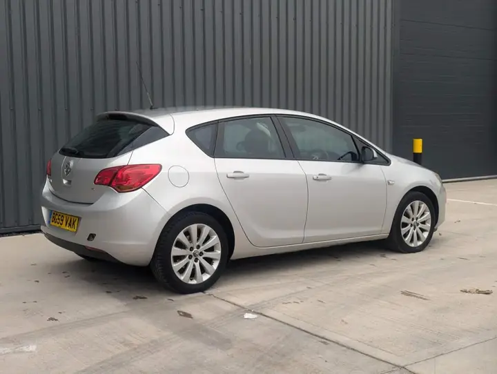 Vauxhall Astra 2009 photo 3