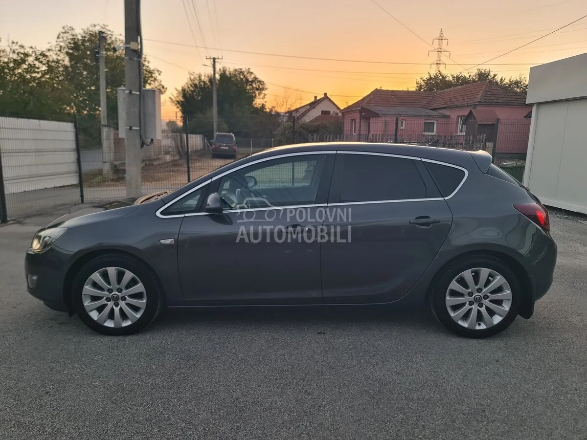 Opel Astra 2011 photo 2
