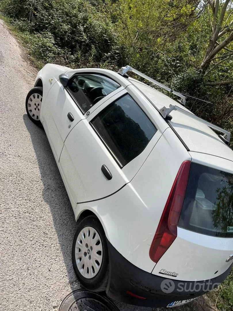 Fiat Punto 2009 photo 2